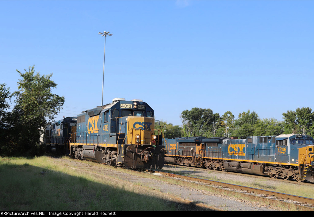 CSX 4313 heads north towards the yard office